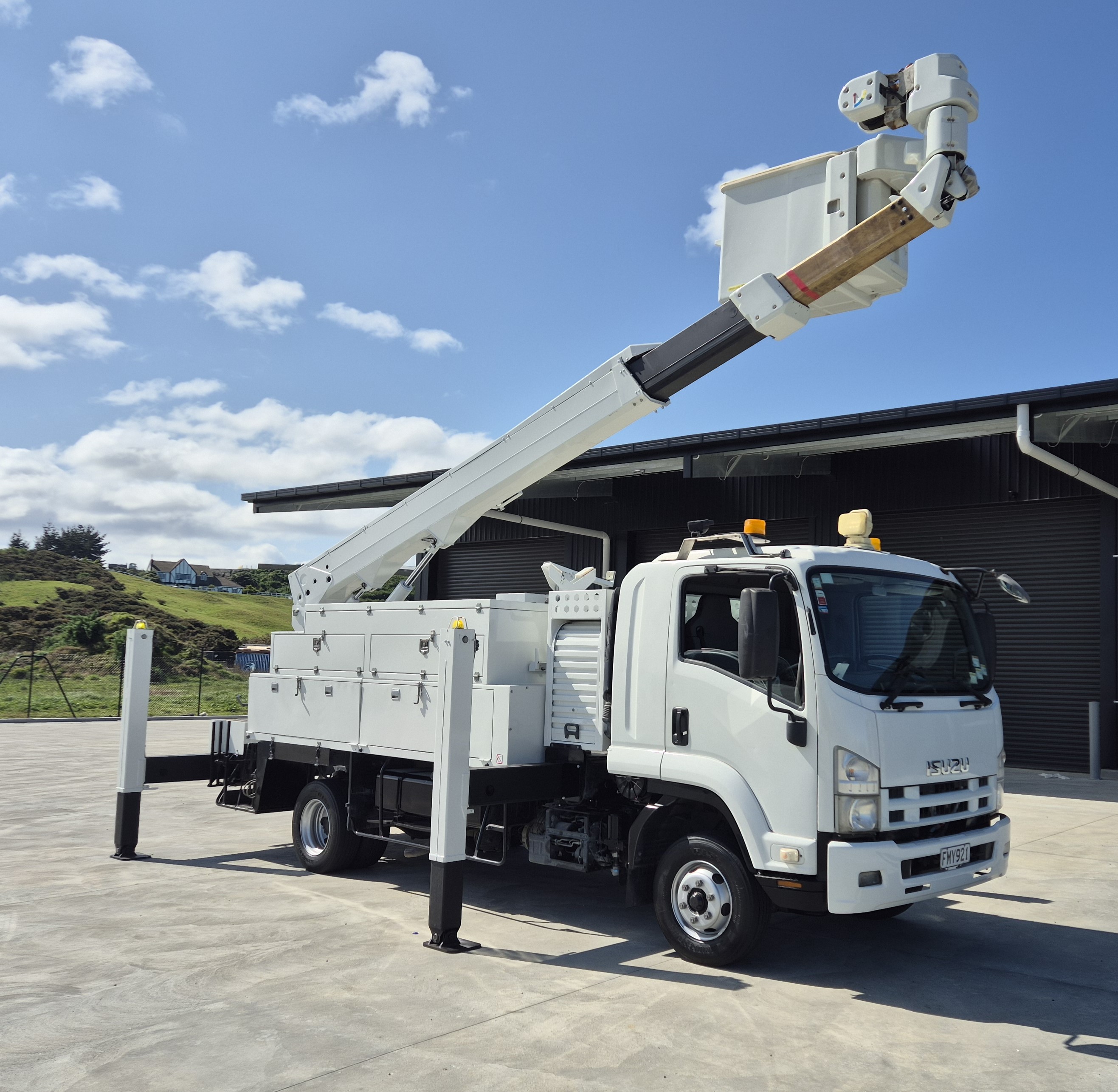 Isuzu 2010 FRR600 Cherry picker truck 
